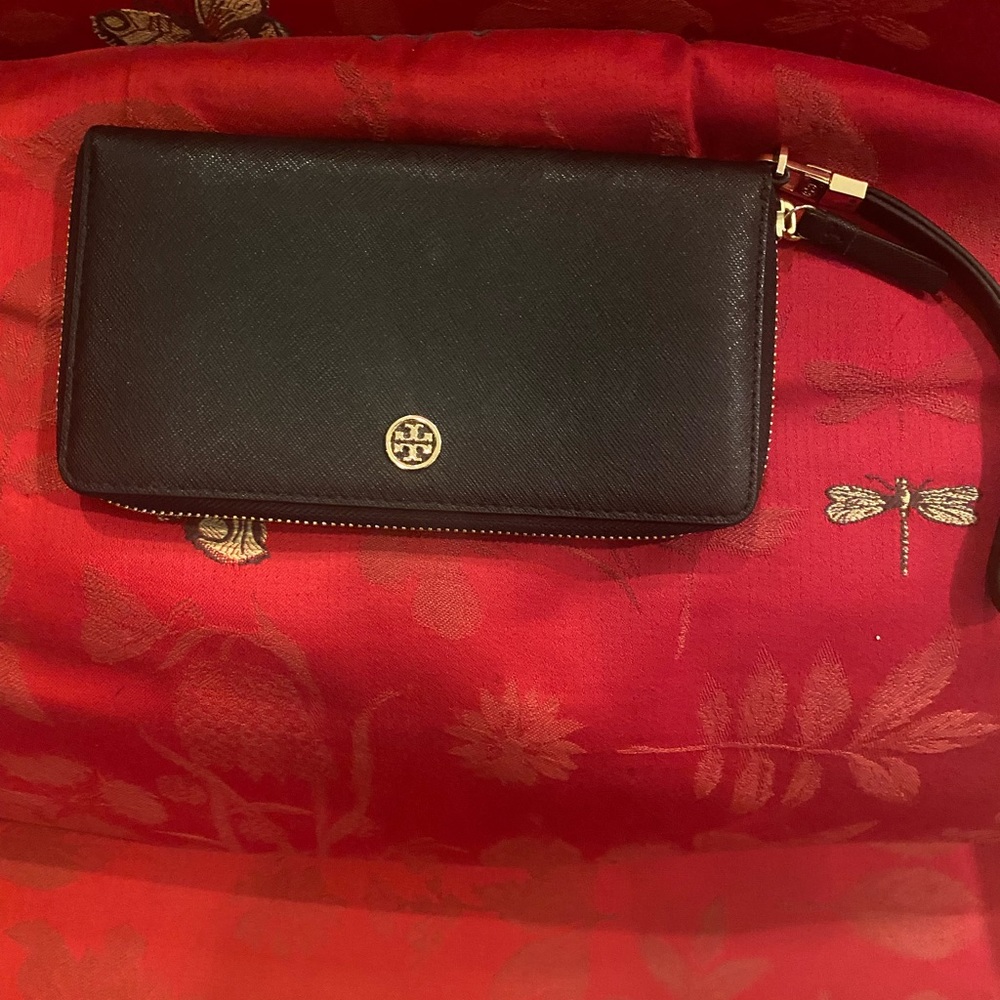 New with tag, Tory Burch Black Robinson zip wallet with Gold logo.